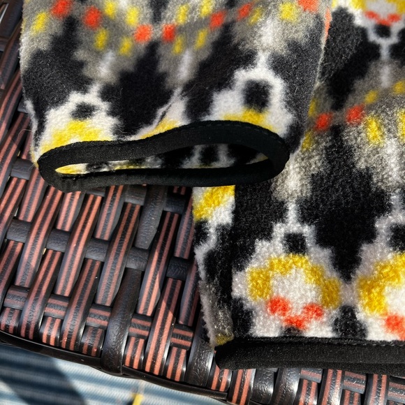 Patagonia Synchilla Size M Black Yellow Orange White - Picture 6 of 8